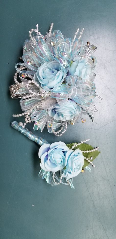 Light Blue Corsage And Boutonniere Prom, Prom Crossage Ideas Blue, Corsage For Light Blue Dress, Light Blue And Pink Corsage, Prom Corsage Ideas Blue, Baby Blue Corsage And Boutonniere, Prom Bouquet Light Blue, Light Blue And Silver Corsage, Corsages For Prom Blue