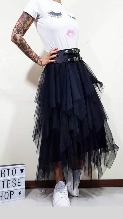 80s Tulle Skirt Outfit, Tool Skirt Outfit Black, Tulle Skirt Casual Outfit, Tulle Skirt And Sneakers, Styling Tulle Skirt Outfit, Gonna Tulle Outfits, Long Tutu Skirt Outfit, Long Mesh Skirt Outfits, Black Tulle Skirt Outfit Casual