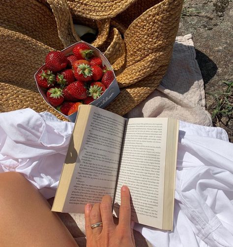 Isabella Bislimi’s Instagram post: “📖🌞🍓” Summer Aesthetic Friends, Beach Summer Aesthetic, Beach Girl Aesthetic, Dump Ideas, Aesthetic Friends, Beach Friends, One Summer, Beach Reading, Friendship Goals