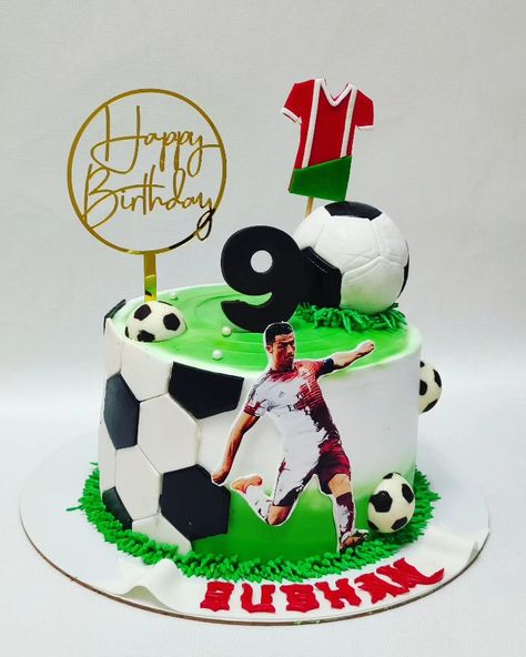 Football Cake Ronaldo, Ronaldo Cake Ideas, Ronaldo Cake Birthdays, Football Theme Cake Boys, Ronaldo Theme Cake, Football Cakes For Boys, Ronaldo Cake, Football Theme Cake, Football Themed Cakes