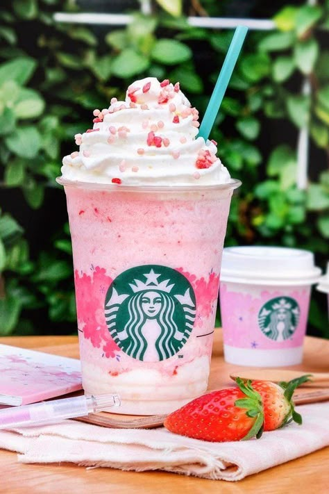 Starbucks Food, Copo Starbucks, Java Chip, Starbucks Wallpaper, Aesthetic Starbucks, Starbucks Aesthetic, Secret Starbucks Recipes, Iced Starbucks Drinks, Secret Starbucks Drinks