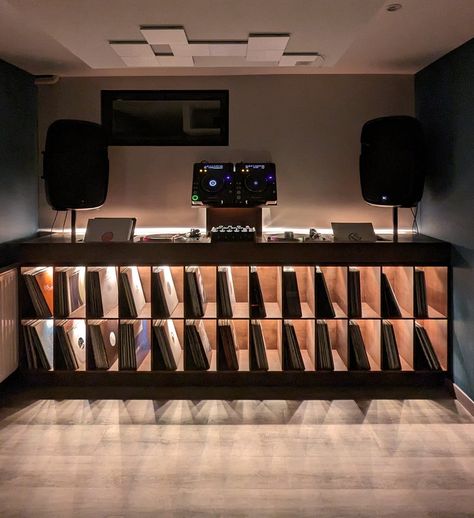 JJ Boooth Dj Desk, Vinyl Record Furniture, Audiophile Room, Booth Table, Music Room Design, Dj Table, Dj Room, Home Music Rooms, Music Corner