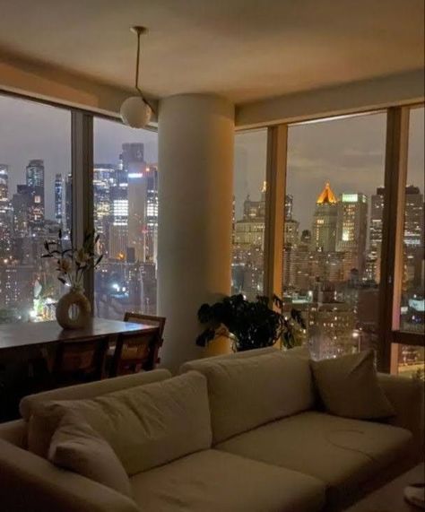 Chic New York Apartment, London Penthouse Aesthetic, Evelyn Ha Apartment, New York Living Room, Room Inspo Ideas, Penthouse Aesthetic, New York Living, Nyc Penthouse, City View Apartment