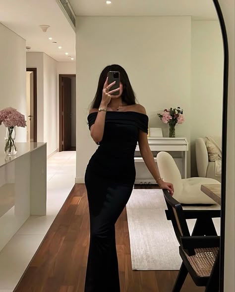 Long Dress Poses Instagram, Off The Shoulder Black Dress, Bougie Outfits, Style Tips And Tricks, Fancy Black Dress, Satin Sleeves, Smart Casual Women Outfits, Tight Prom Dresses, Long Black Evening Dress