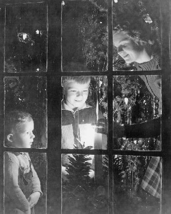 Slasher Christmas, Winter Branches, Vintage Christmas Photos, Christmas Lodge, Ghost Of Christmas Past, Christmas Family Photos, Christmas Inspo, Old Christmas, Christmas Past