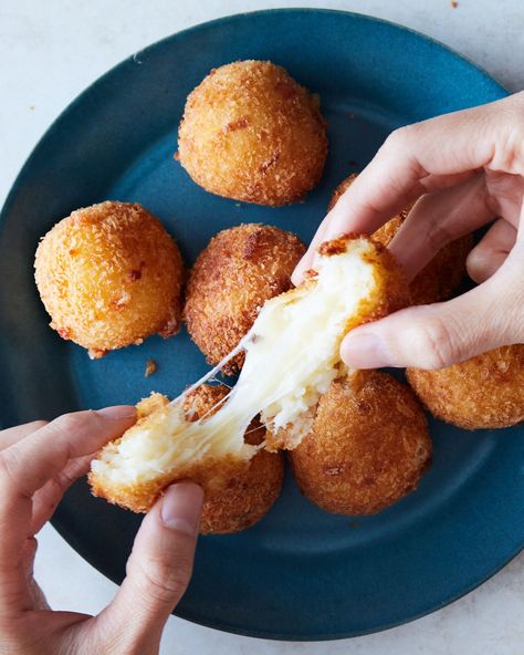 Yuca Balls, Potato Croquettes Recipe, Fried Yuca, Potato Croquette Recipe, Croquettes Recipe, Easy App, Cheesy Corn, Potato Croquettes, Root Vegetable