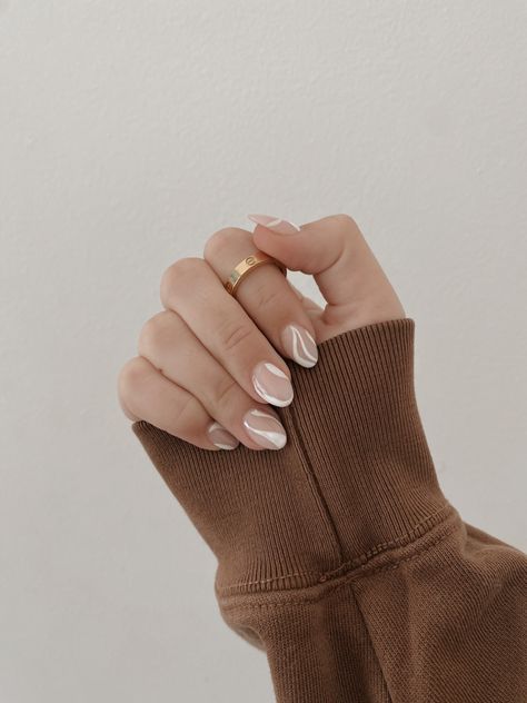 White Stripe Nail Design, Short Nails With White Design, White Designs On Nails, White Detail Nails, White And Tan Nails, Tan And White Nails, Senior Picture Nails Ideas, White On White Nails, Senior Picture Nails