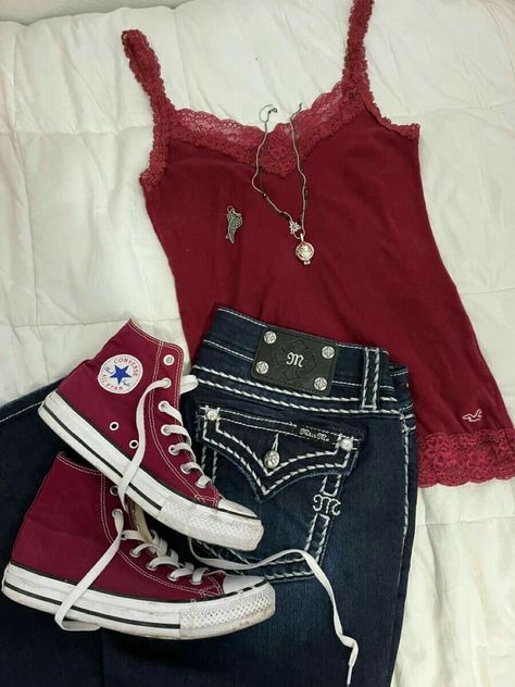 Gilmore Girls Coquette, Vampire Diaries Aesthetic, Elena Gilbert Outfits, Diaries Aesthetic, Twilight Bella, Outfits Retro, Photo Cute, Red Converse, Downtown Outfits