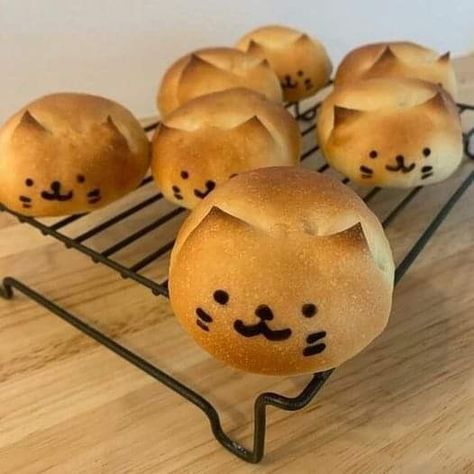 Animal Shaped Foods, Cat Bread, Kawaii Cooking, Cute Baking, Cute Snacks, Cat Cafe, Daily 5, Kawaii Food, Cute Desserts