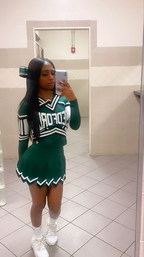 Cheer Leaders, Cheer Black, High School Cheerleading Pictures, Cheer Warm Ups Outfits, Cheer Warm Ups, Cheer Flexibility, Cheerleading Picture Poses, Moda China, Black Cheerleaders