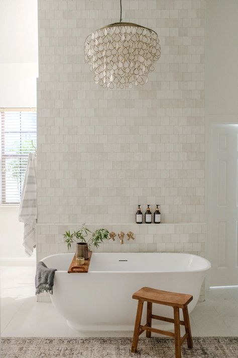 Bathroom Stone Wall, Bathtub Tile Surround, Neutral Bathroom Decor, Neutral Bathroom, Beach Bathroom, Stone Bathroom, Bathroom Design Inspiration, Gorgeous Bathroom, Beach House Design