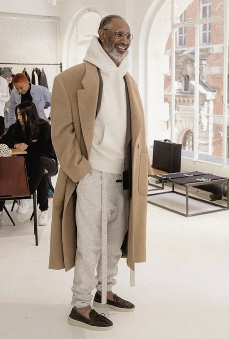 Mens Trench Coat, Minimalistic Outfits, Beige Trench Coat, Mens Fashion Inspiration, Guys Clothing Styles, Sport Chic, Fear Of God, Black Men Fashion, Mens Accessories Fashion