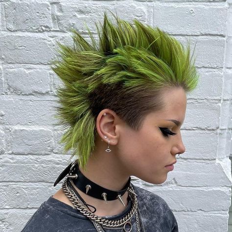 United by Short Hair on Instagram: “Faux Hawk in Anarchy Green ❎🔪🤘⁣⁣⠀ by ⁣⁣⠀ Cut: @oli_openhairdressing Color: @tomfordhair ⋆ ⁣⁣⠀ #unitedbyshorthair ⁣⁣⠀⁣⁣⠀ ⋆ ⁣⁣⠀ ⋆ ⁣⁣⠀⁣⁣⠀ ⋆…” Girl Haircuts Medium, Haircuts Medium Length, Drawing Purple, Highlights Hairstyles, Androgynous Haircut, Shaved Hairstyles, Haircuts Medium, Hairstyles Girl, Faux Hawk Hairstyles