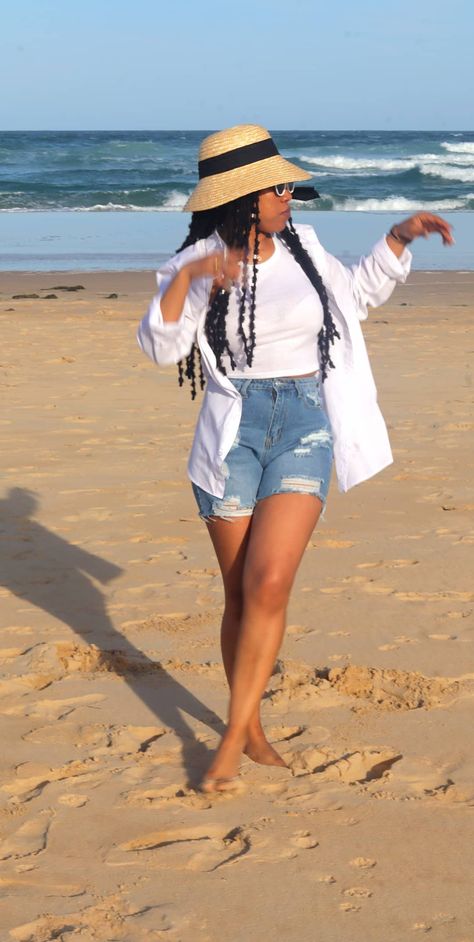 White Jean Beach Outfit, Picnic Dressing For Women, White Button Down Shirt Outfit Beach, Denim Short Beach Outfit, Basic Beach Outfit, White Shirt Beach Outfit, Denim Shorts Outfit Aesthetic, White Shirt And Denim Shorts, Modest Summer Outfits Shorts