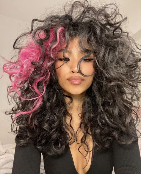 Dyed Curly Hair, Highlights Curly Hair, Hair Streaks, Dyed Hair Inspiration, Colored Curly Hair, Hair Inspiration Short, Hairdos For Curly Hair, Pretty Hair Color, Black Curly Hair