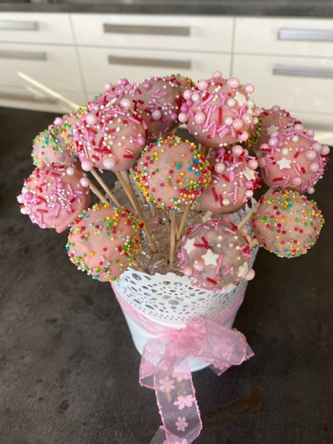 Aesthetic Cake Pops, Cake Pops Aesthetic, Pink Cake Pops, Pops Cake, Aesthetic Cake, Cute Birthday Ideas, Cute Baking, Food Babe, Pink Foods