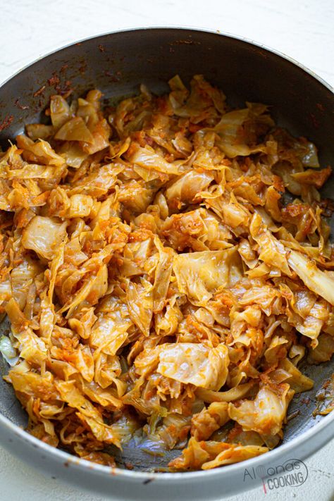 Savory Cabbage, Sour Kraut, Fried Cabbage Recipe, Yeast Buns, Easy Cabbage Recipes, Stuffed Buns, Fried Cabbage Recipes, Eastern European Recipes, Braised Cabbage