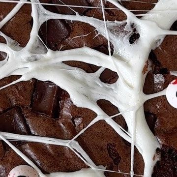 Kelly Senyei | Just a Taste® on Instagram: "THE 17-SECOND MARK! 🫣 Marshmallow spider webs! 🕸️ This really is the easiest way to transform any sweet (brownies, cakes, cupcakes, etc.) from simple to spooky. 🕷️ ▪️ Microwave 1 cup of marshmallows for 20 to 30 seconds ▪️ Stir until smooth ▪️ Use your fingers to pull the mallows apart until stringy and stretch onto any treat! 👉🏻 SAVE this post for your next Halloween dessert! #halloweendesserts #marshmallowspiderweb #halloweendecor #halloweenfood Creative Halloween Decorations, Halloween Foods, Magic Theme, Halloween Dessert, Just A Taste, Spider Webs, Halloween 2023, Halloween Desserts, Cakes Cupcakes