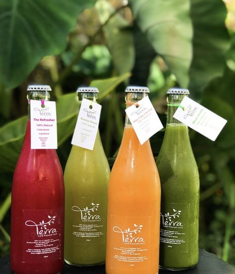 Cold Pressed Juice Packaging, Outdoor Drink Station, Juice Branding, Juice Packaging, Bottle Design Packaging, Refreshing Drinks Recipes, Pressed Juice, Cold Pressed Juice, Natural Juices