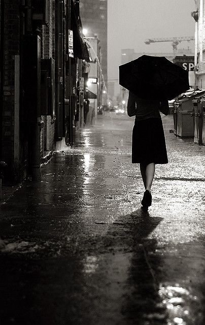 Lá Fora Está Chovendo... Umbrella In The Rain, Foto Langka, I Love Rain, Love Rain, Singing In The Rain, Walking In The Rain, Rainy Night, 수채화 그림, Foto Vintage