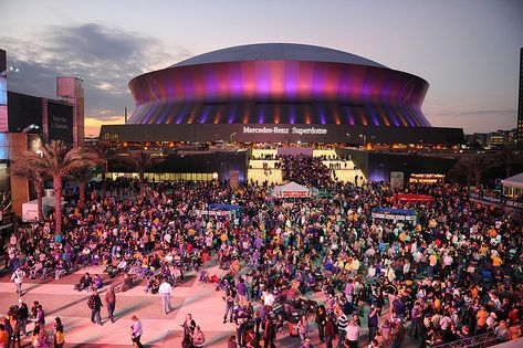 The Mercedes Benz Superdome in New Orleans! New Orleans Superdome, Louisiana Vacation, Louisiana Culture, Nfl Stadiums, Home Essence, Baseball Park, Visit New Orleans, Sport Park, Saints Football