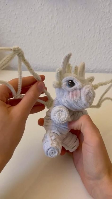 Piper Cleaner Animals, Pipe Cleaner Animals, Lyrics Song, Instruções Origami, Pipe Cleaner Crafts, Pinterest Diy Crafts, Fun Easy Crafts, Diy Crafts To Do, Flower Diy Crafts