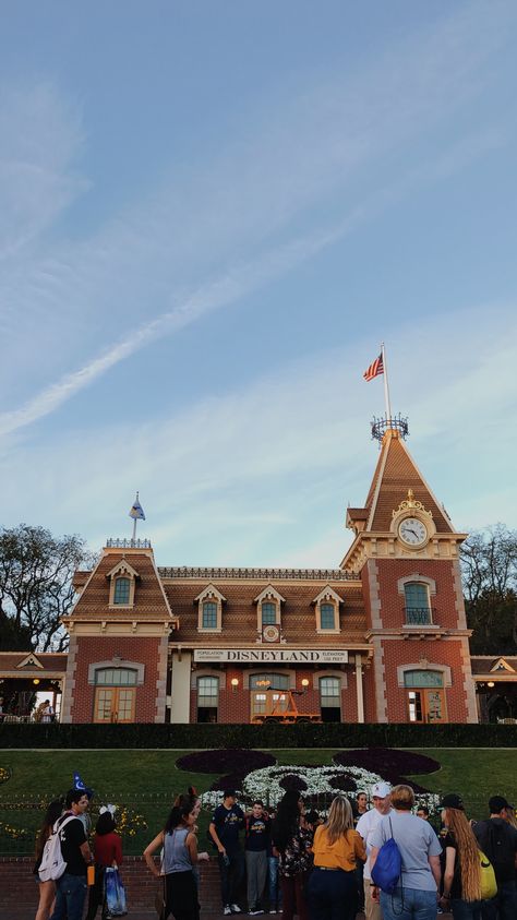 Entrance / Train Station for Main Street USA Disneyland Train Station, Huevember 2022, Disneyland Main Street, Disneyland Photography, Disney Photo Ideas, Disney World Pictures, Disney Pics, Disney Wallpapers, Disneyland Pictures