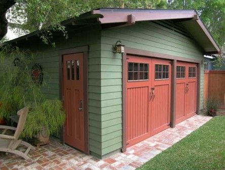 Architects Nott & Associates borrowed the fascia board detail on this new garage from a period house in the neighborhood. Modern Arts And Crafts House Exterior, Pool Cave, Exterior Bungalow, Doors Colors, Nice Garage, Green Shed, Green Garage, Craftsman Garage, Exterior House Renovation