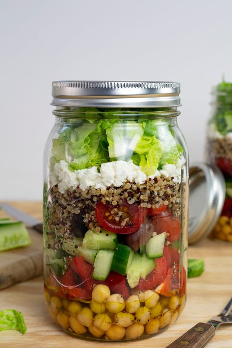 Looking to eat healthier, save money, and get organized with meal prep? We have the answer – Mason Jar Salads. Black Bean Mason Jar Salad, Easy Salad Jars, Salad In Jar, Salad Mason Jar, Plant Based Salads, Jar Salad Recipes, Mason Jar Meal Prep, Meal Prep Salad, Mason Jar Breakfast