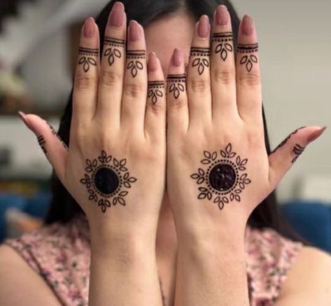 Small Henna Designs Back Hand, Mehndi Design For Fingers Front Hand, Front Hand Small Mehndi Designs, Back Hand Small Mehndi Designs, Simple And Small Mehendi Designs, Finger Mehendi Designs Front Hand Palm, Aesthetic Mehendi Designs Front Simple, Back Hand Mehndi Designs Aesthetic, Cute Small Mehendi Designs