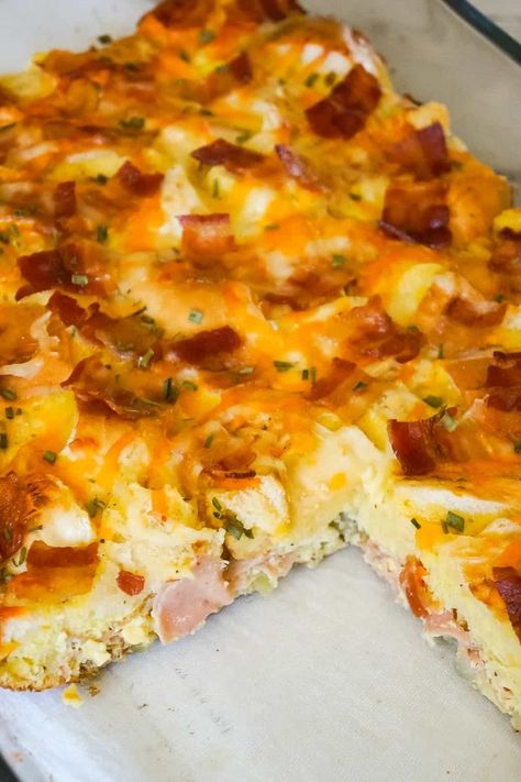 Bagel Breakfast Casserole with Eggs, Ham and Bacon is an easy brunch recipe made with chopped plain bagels loaded with eggs, sliced honey ham and crumbled bacon. Bagel Breakfast Casserole, Country Breakfast Casserole, Breakfast Casserole With Eggs, Breakfast Casserole Dishes, Ham Breakfast Casserole, Easy Breakfast Dishes, Tot Breakfast Casserole, Brunch Pancakes, Breakfast Casserole With Biscuits