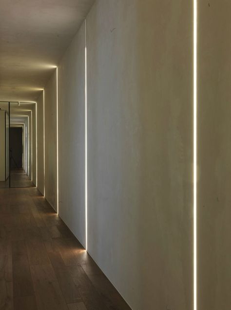 BR House by Marco Costanzi architetti. Clever lighting idea Blitz Design, Hotel Corridor, Deco Led, Corridor Lighting, Interior Led Lights, Architectural Lighting, Hallway Lighting, Lighting Design Interior, Design Del Prodotto