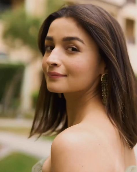 Alia Bhatt Haircut, Alia Bhatt Hairstyles, Digital Collage Art, Open Hairstyles, Beach Photography Poses, Flawless Beauty, Stunning Wallpapers, Alia Bhatt, Digital Collage