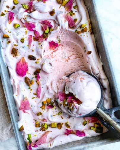 Rose Syrup Desserts, Rose And Pistachio, Flowers Recipes, Pistachio Rose, Rose Ice Cream, Rose Syrup, Churn Ice Cream, Brunch Cafe, Rose Flavored