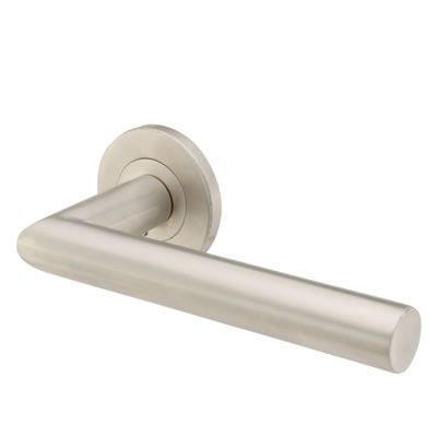 L2 / 324 HARDWARE FOR INTERNAL DOORS; Altro 19mm Sprung Mitre Door Handle - Satin Stainless Steel Sliding Bathroom Doors, Brown Front Doors, Diy Screen Door, Double Sliding Barn Doors, Porcelain Door Knobs, Sliding Screen Doors, Diy Shutters, Diy Sliding Barn Door, Burlap Door Hangers