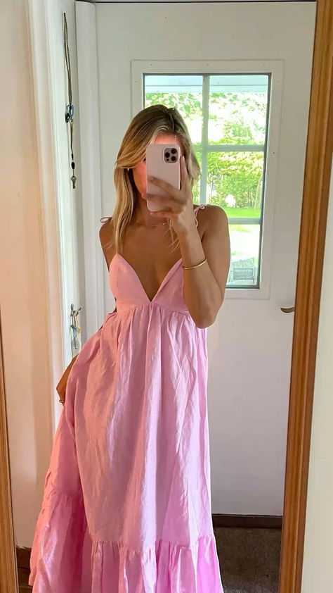 Long Pink Summer Dress, Pink Summer Dress Outfit, Pink Outfit Photoshoot, Flowy Dress Aesthetic, Light Pink Summer Dress, Pink Summer Dresses, Pink Beach Dress, Midsummer Dress, Pink Sun Dress