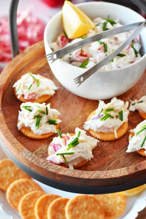 Real Crab Meat Salad Cracker Appetizer [So Easy and Delicious] Crab Meat Appetizers, Crab Meat Salad, Crackers Appetizers, Crab Appetizer, Finger Food Recipes, Lump Crab Meat, Crab Salad Recipe, Salad Appetizer, Crab Meat Recipes