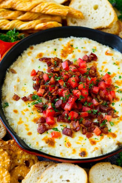 Baked chicken Alfredo dip in a skillet topped with bacon, tomatoes and chopped parsley. Chicken Alfredo Dip Recipe, Chicken Alfredo Dip, Alfredo Dip, Garden Salad Recipe, Chicken Alfredo Bake, Homemade Alfredo Sauce, Chicken Dips, Healthy Pasta Recipes, Chicken Alfredo