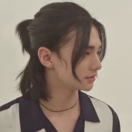 Hyunjin Hair Styles, Hyunjin Haircut Long Tutorial, Man Ponytail Hairstyles, Hyunjin Hairstyle Long, Hyunjin With Ponytail, Hyunjin Hairstyle, Hyunjin Long Hairstyle, Hyunjin Hairstyle Mullet, Men With Ponytails