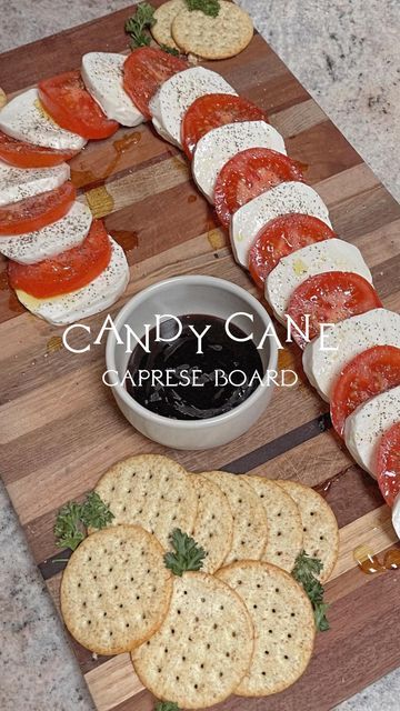 Candy Cane Caprese Board, Caprese Board, Thread Catchers, Christmas Morning Brunch, Game Night Food, Appetizer Board, Christmas Appetizers Easy, Salami And Cheese, Tomato Bread