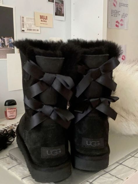 Black Uggs Aesthetic, Uggs Cute, Ugg Boots Aesthetic, Uggs Coquette, Coquette Wishlist, Uggs Aesthetic, Aesthetic Boots, Cute Uggs, Fluffy Shoes