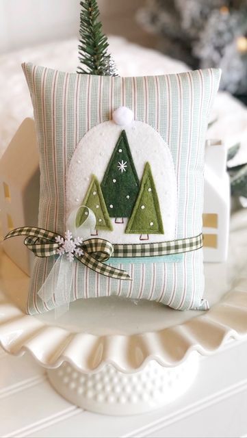 12K views · 1.1K likes | Eilene Johnson on Instagram: "Take any felt ornament pattern in my shop and turn it into a mini pillow! Just applique the felt shapes onto any size pillow you choose. Perfect for bowl fillers, tiered trays and fill ins for shelf decor ✨🙌🏻 . Winter Snow Globe pattern for sale in my Etsy shop. . #simplyeilene #applique #feltornaments #minipillow #tieredtraydecor #christmasproject #christmastreedecorating" Winter Pillows Diy, Machine Embroidery Gifts, Winter Snow Globe, Christmas Pillows Diy, Xmas Pillows, Quilted Table Runners Christmas, Felt Shapes, Felt Ornaments Patterns, Christmas Sewing Projects