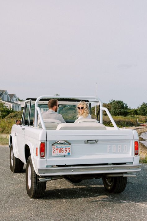 Couple portraits driving a blue Ford bronco on Martha's Vineyard before rehearsal dinner in Edgartown. By Halie, Boston and New England Wedding Photographer. Coastal Connecticut Wedding, New England Backyard Wedding, Martha Vineyard Wedding, Classic New England Wedding, New England Weddings, New England Elopement, Nantucket Photoshoot, Marthas Vineyard Wedding Aesthetic, Martha's Vineyard Wedding