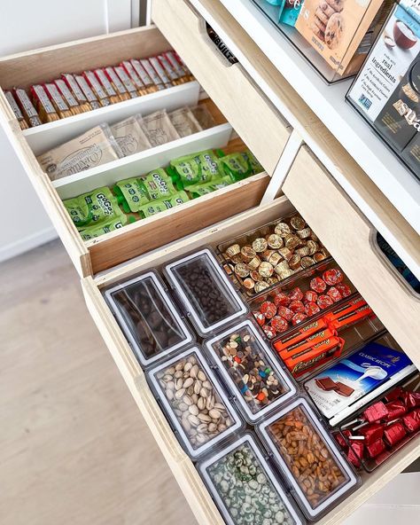 Snack Drawer Organization, Snack Drawer, Pantry Layout, Pantry Organisation, Snack Organizer, Drawer Organization, Small Kitchen Storage, House Organisation, House Essentials