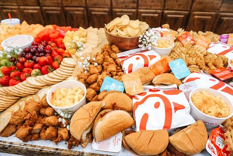 Birthday Food Spread, Food Plate Ideas, Bachelorette Party Food Snacks, Birthday Party Foods, Party Food Snacks, Bachelorette Party Food, Sleepover Snacks, Food Spread, Birthday Snacks