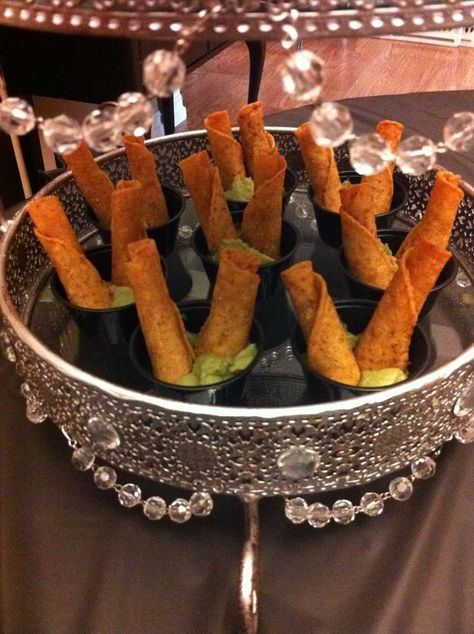 Tipsy starlets: taquitos cut in half, stuck in guacamole look like drunken oscar attendees who fell over. Red Carpet Party Food, Mini Taquitos, Oscar Recipes, Oscar Food, Hollywood Birthday Parties, Oscars Party Ideas, Martini Party, Oscar Academy Awards, Hollywood Birthday