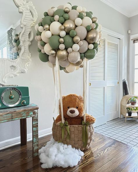 Teddy bear themed hot air balloon design for baby shower or baby’s 1st birthday Hot Air Balloon Decor, Air Balloon Decor, Hot Air Balloon Design, Hot Air Balloon Decorations, Shower Balloons, Balloon Arrangements, Balloon Gift, Baby Bear Baby Shower