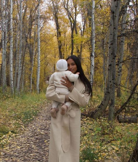 Fall Coat Outfits, Fall Photography Ideas, Jasmine Tookes Style, Beige Coats, Jasmin Tookes, Aesthetic Mom, Mom Aesthetic, Jasmine Tookes, Beauty Art Drawings