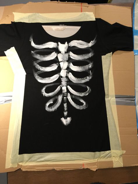 Diy Halloween Skeleton Costume, Black Shirt Painting Ideas, Skeleton Shirt Design, Halloween Skeleton Outfit, Black Tshirt Painting, Diy White Tshirt Ideas, Skeleton Tshirt Design, Skeleton Shirt Diy, Skeleton Bleach Shirt