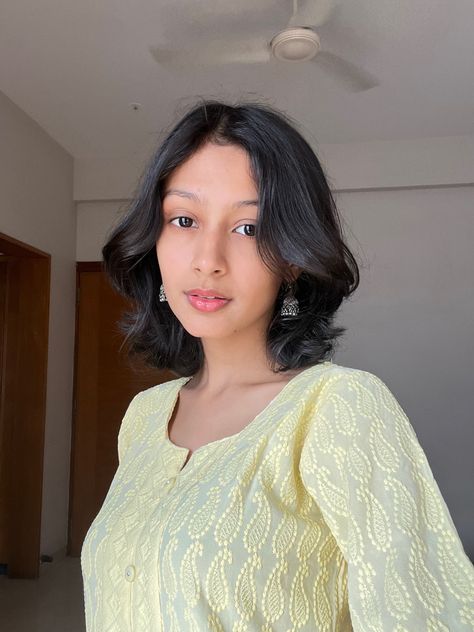 Haircut Ideas For Indian Women, Pakistani Haircut For Women, Short Hairstyles For Indian Women, Desi Short Hair Styles, Indian Haircuts For Women, Short Hair Desi Aesthetic, Short Hair With Indian Outfits, Short Haircut For Wavy Hair Indian, Short Hair For Indian Women